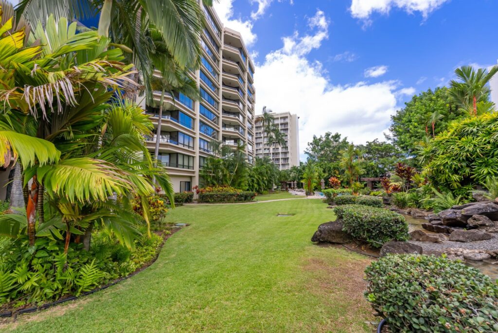 Beautifully maintained grounds and gardens at Punahou Cliffs condominium.