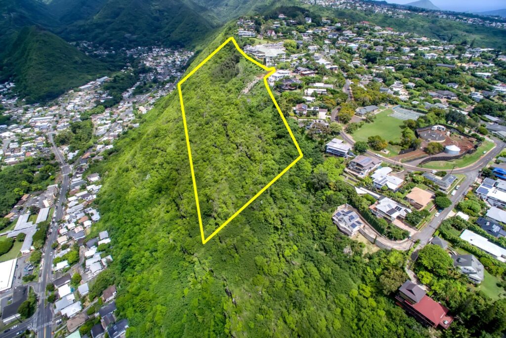 aerial photo of a lot in maunalani heights with a yellow line outlining the lot boundaries