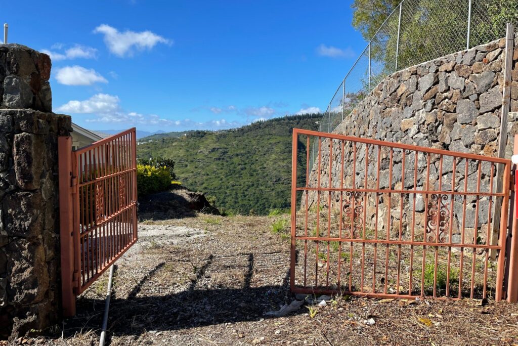 gate a a lot in maunalani heights