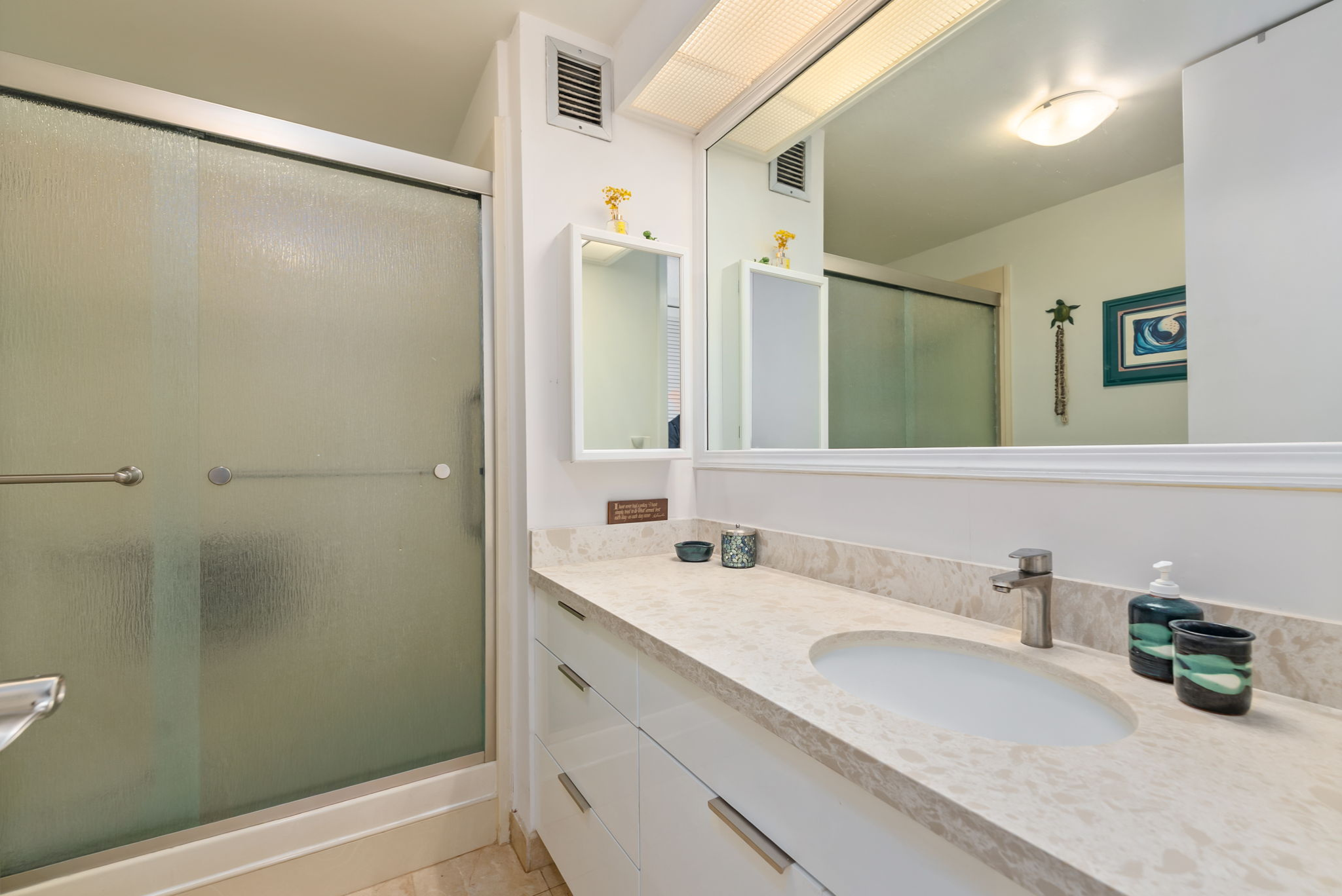 Primary bathroom at Banyan Tree Plaza condo in Honolulu