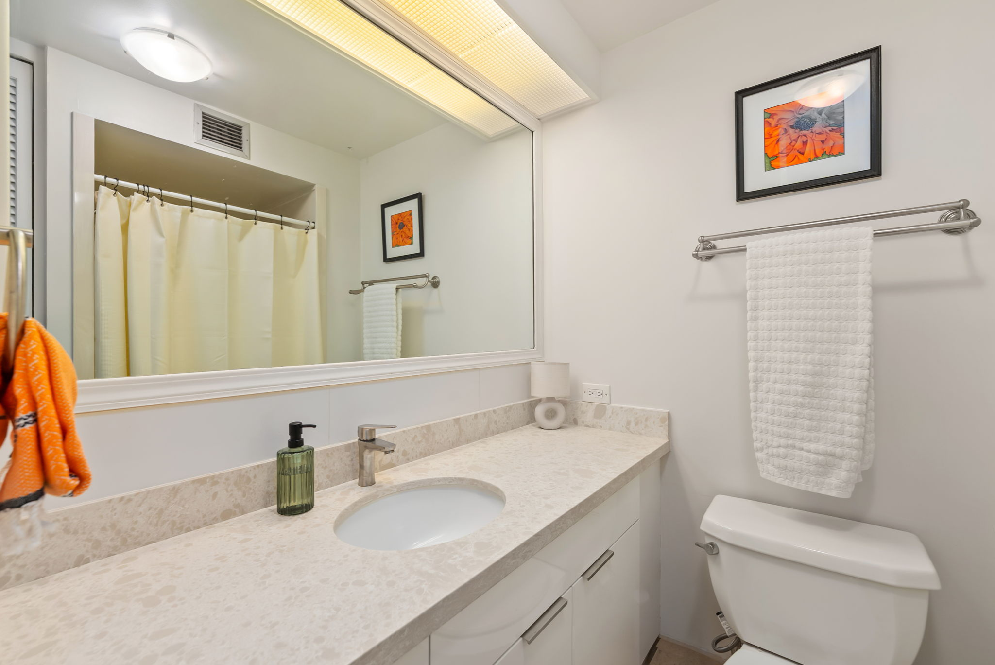 Secondary bathroom at Banyan Tree Plaza condo in Honolulu