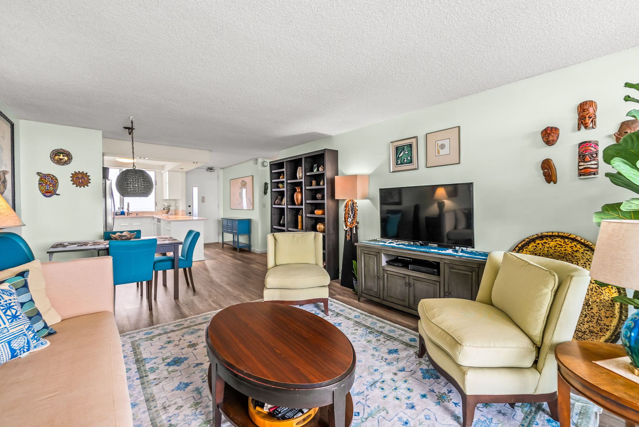 view of the living area, dining area, and kitchen at Banyan Tree Plaza #3205